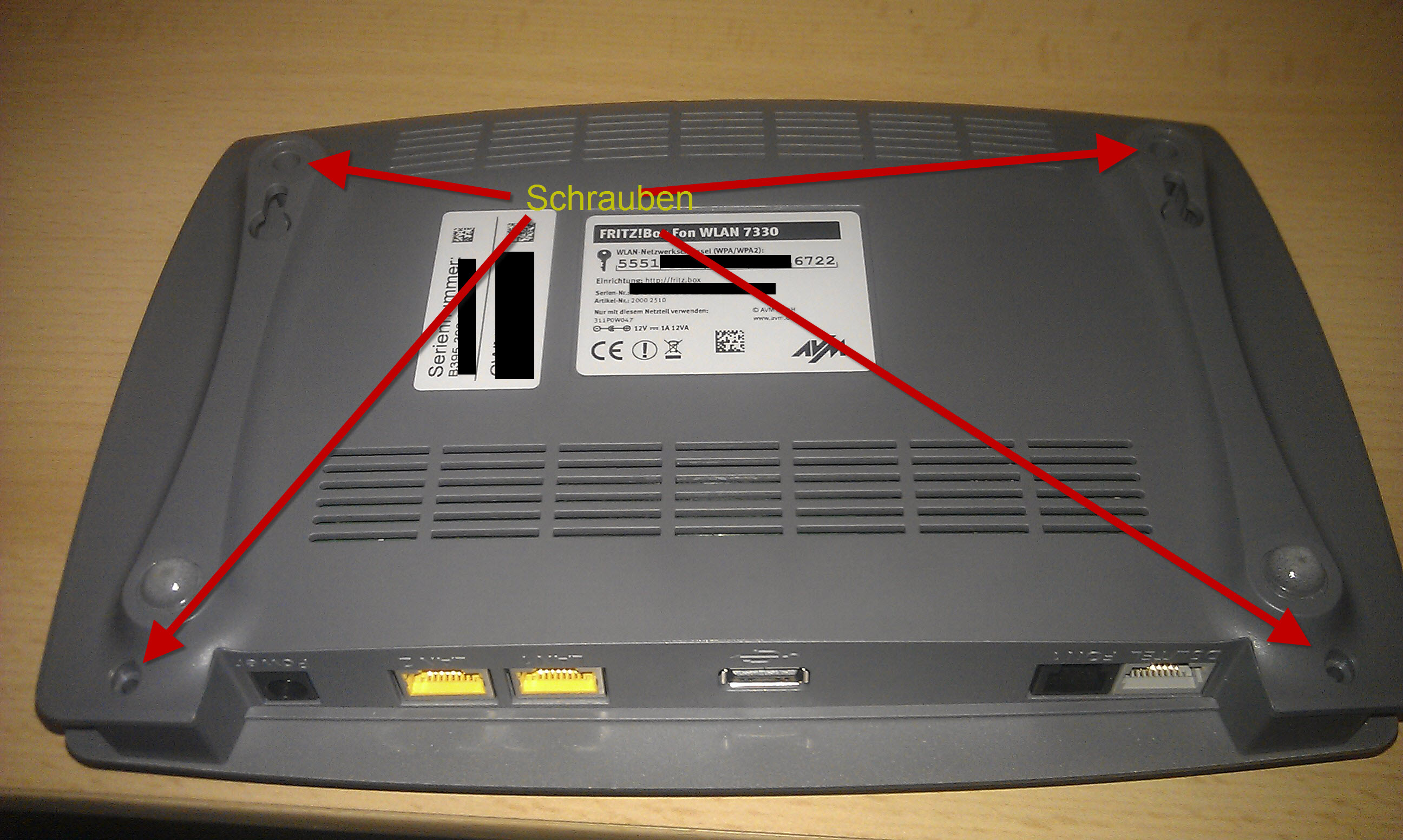 2 der vier Schrauen befinden sich hinter den Gummipuffern der Fritzbox
